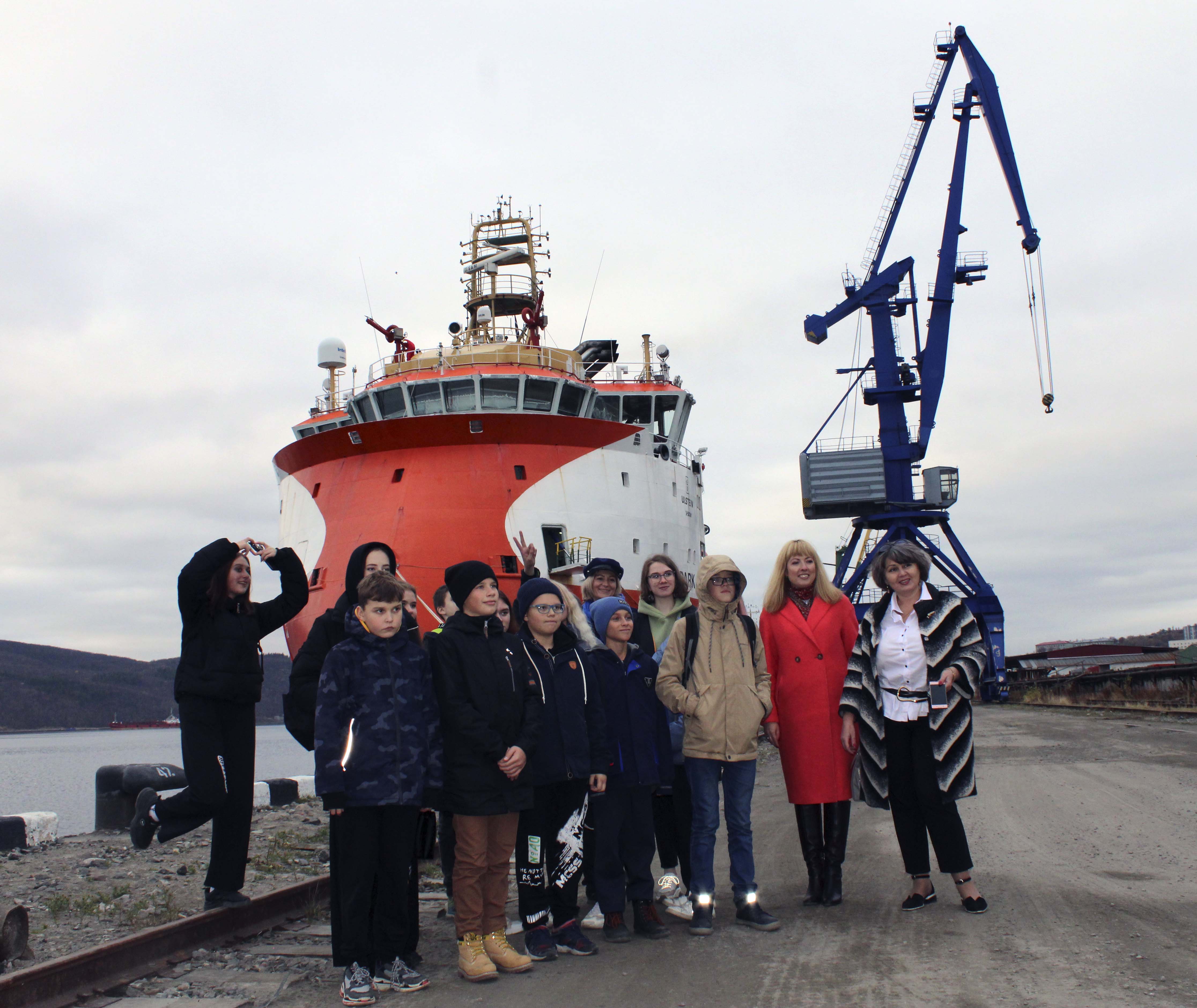 Воспитанники «Лапландии» провели в порту «День на производстве»