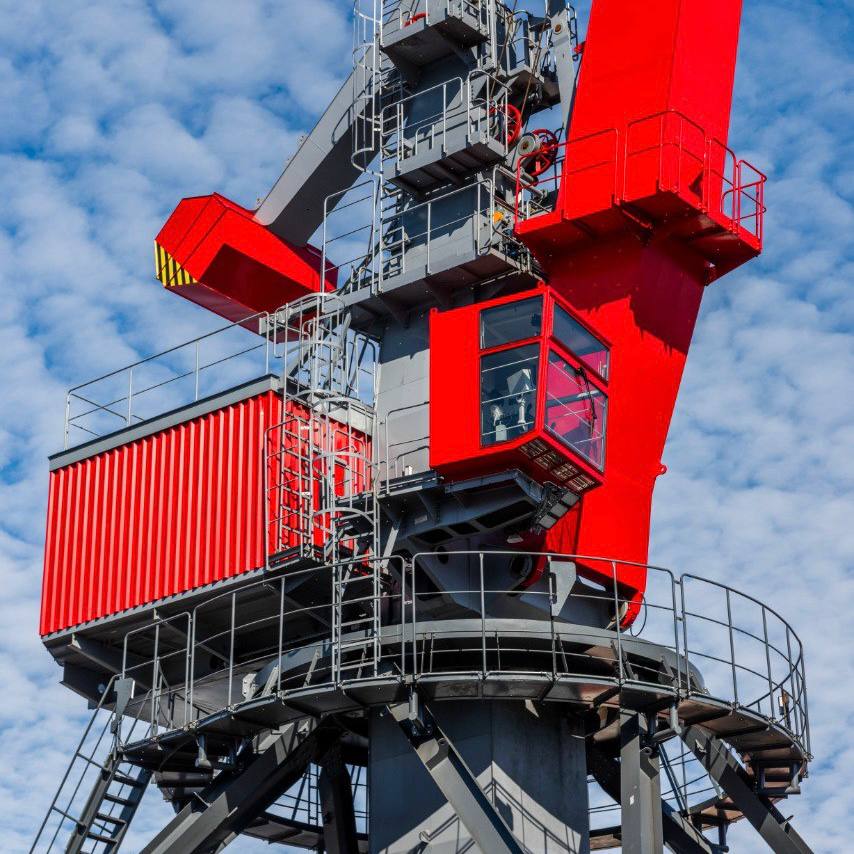 АО ММРП: введен в эксплуатацию уникальный портальный перегрузочный кран 